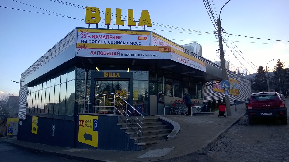 Front entrance of the supermarket